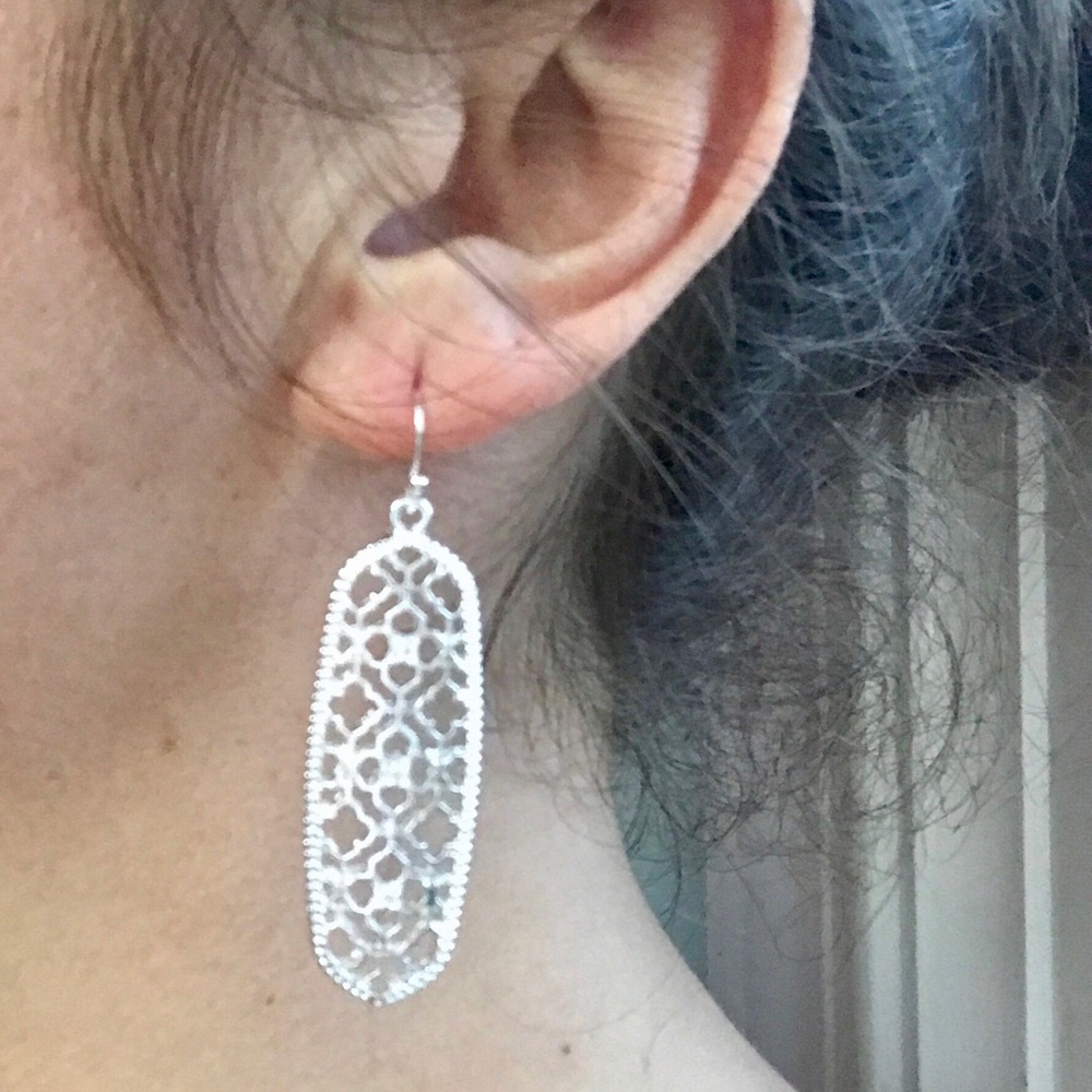 NEW💙💎STUNNING LONG ORNATE OVAL💎💙LOVELY EARRING - Picture 5 of 8